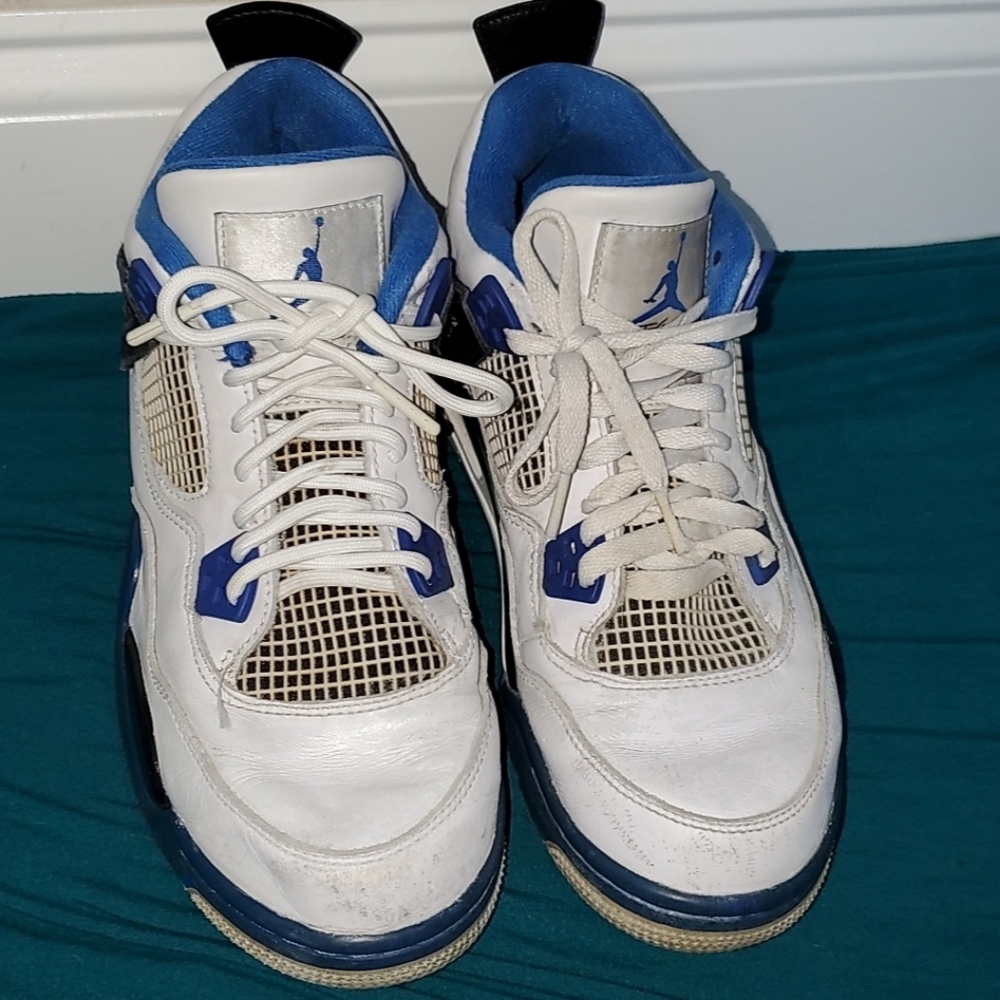 Jordan 4s, size 7y / 8.5 w